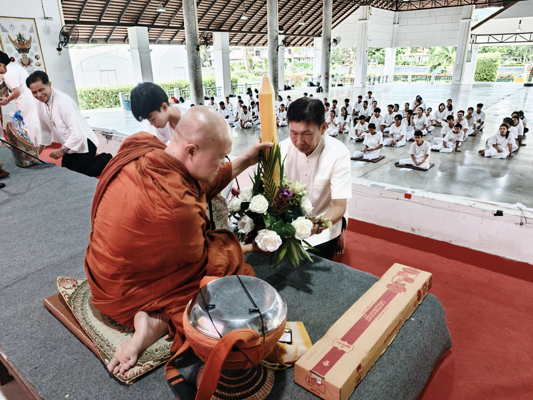 ทำบุญตักบาตรเนื่องในวันสำคัญ