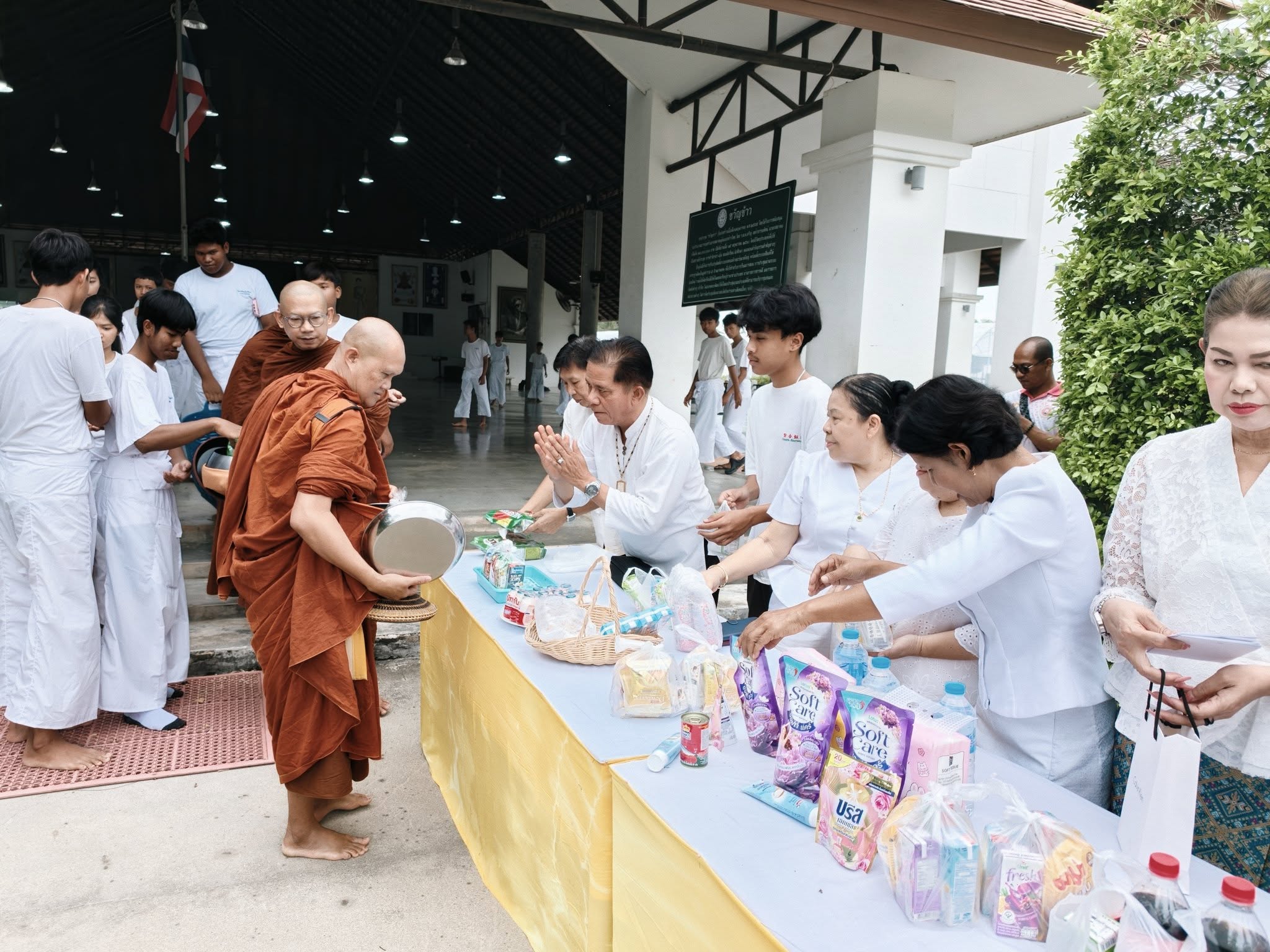 ทำบุญตักบาตรเนื่องในวันสำคัญ