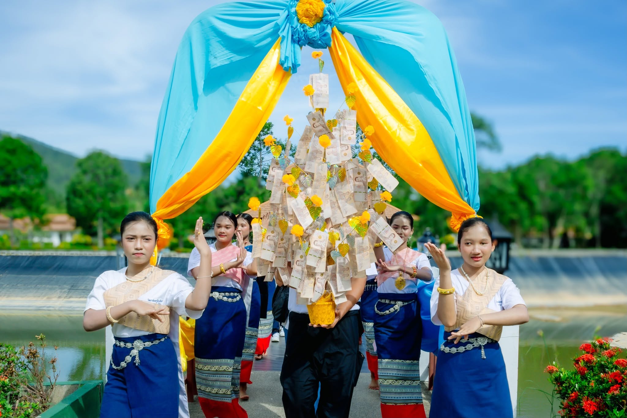 ร่วมสร้าง "นักเรียนทุน" ทำบุญเพื่อการศึกษา