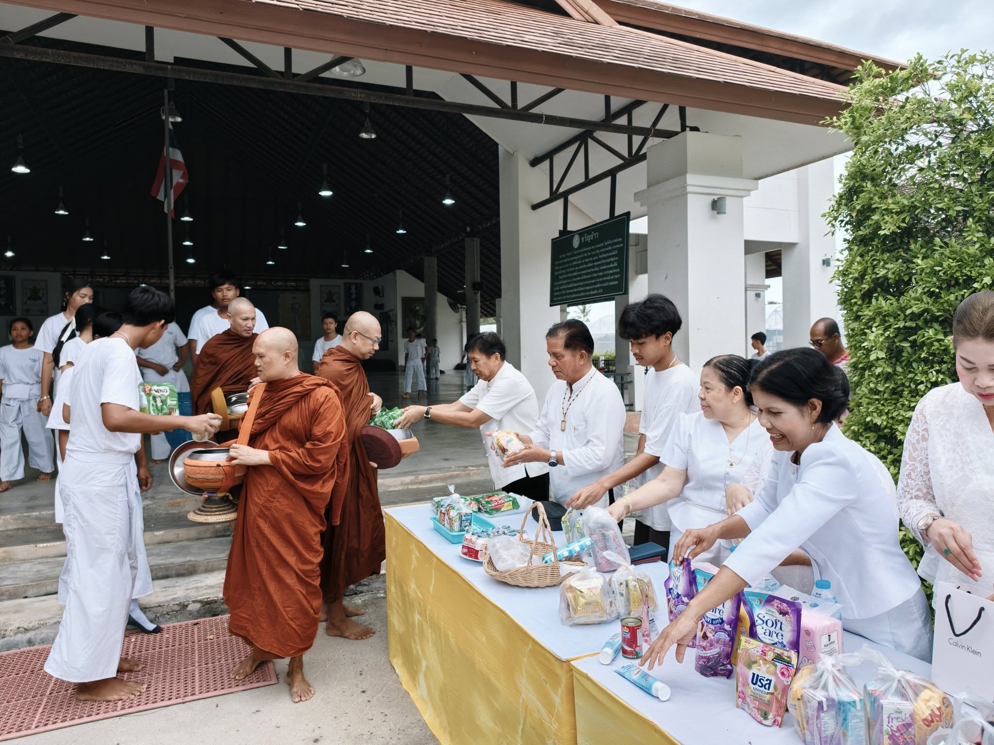 ทำบุญตักบาตรเนื่องในวันสำคัญ